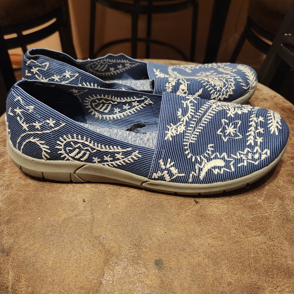 Yuu Shoes Sz 8.5 Krishna Blue/White Embroidered Comfort Slip On Shoes
